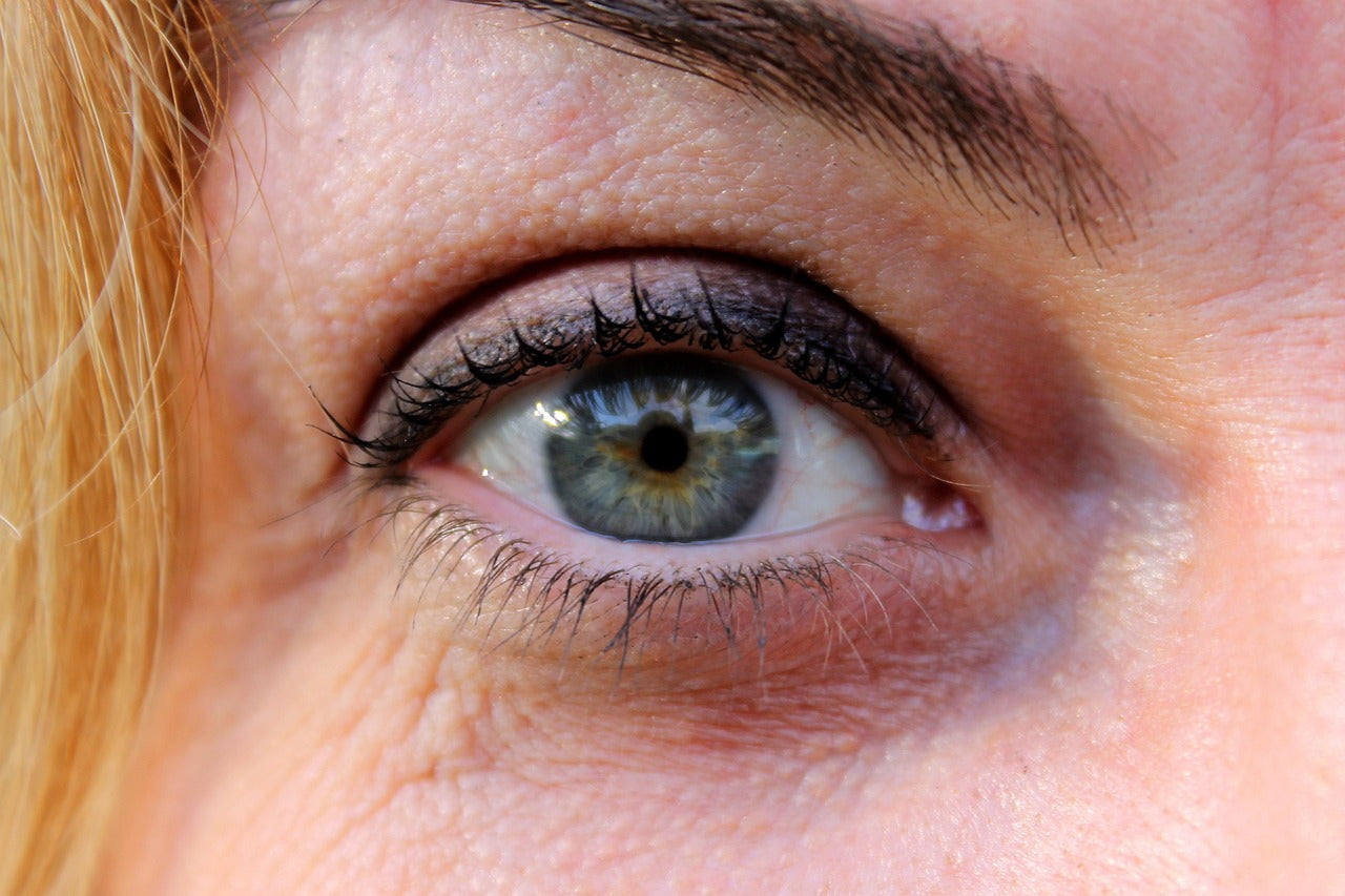 Contour des yeux : zone ciblée par un patch anti-cernes acheté en pharmacie