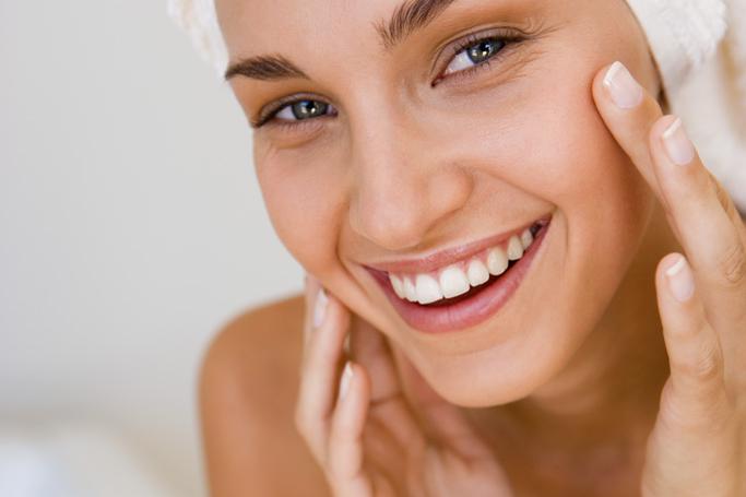 Peau grasse déshydratée : signes, causes et routine adaptée Image